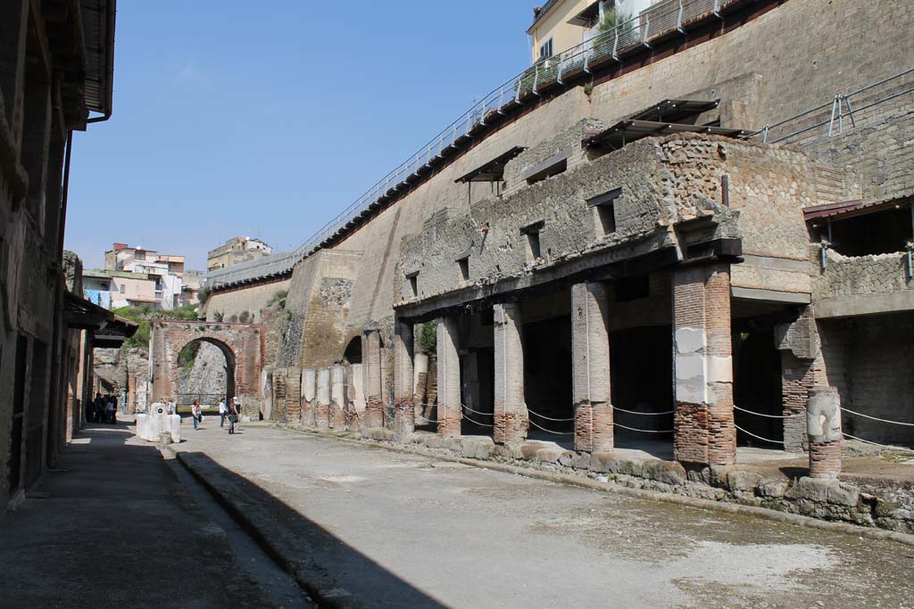 Decumanus Maximus, north side, Herculaneum. March 2014. Looking north-west from doorway 6, on right.
Foto Annette Haug, ERC Grant 681269 DÉCOR.